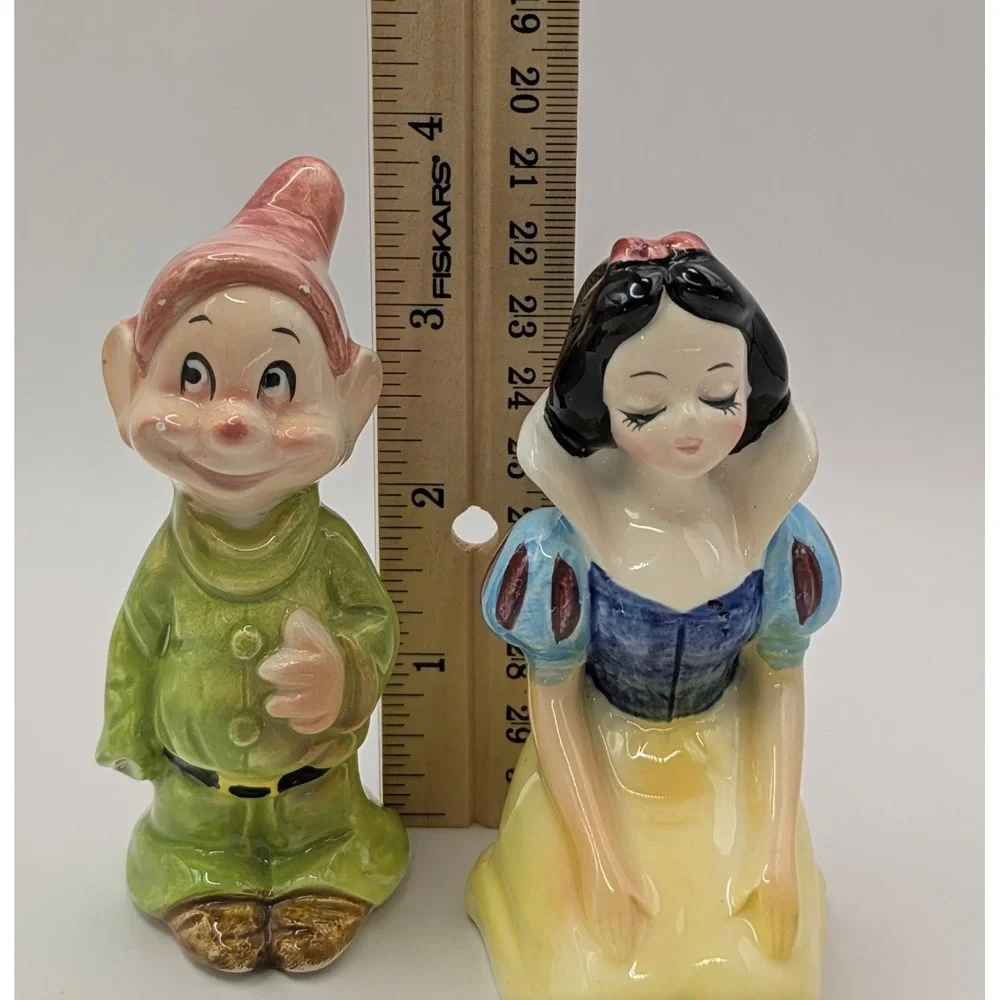Disney Snow White And Dopey Salt And Pepper Shakers Kneeling